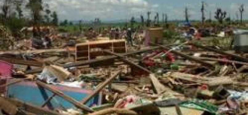 Kampung yang hancur akibat diterjang puting beliung di Sidrap, Sulawesi Selatan, Jumat (24/2).