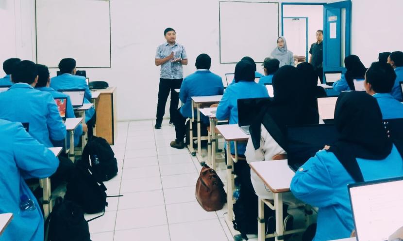 Kampus Digital Bisnis Universitas Nusa Mandiri (UNM) melalui Program Studi Informatika berkomitmen untuk mempersiapkan mahasiswa menjadi Software Engineer dan Network Security Analyst terbaik. 