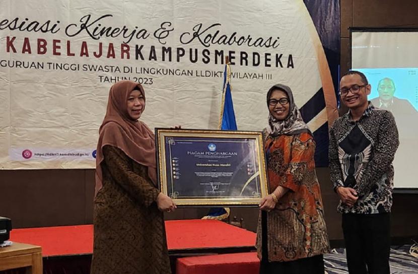  Kampus Digital Bisnis Universitas Nusa Mandiri (UNM) menerima penghargaan sebagai kampus pelaksana MBKM (Merdeka Belajar Kampus Merdeka) untuk apresiasi tingkat kelulusan tertinggi pada mata kuliah Sistem Basis Data. Penghargaan ini diterima oleh Nita Merlina sebagai Wakil Rektor 1 bidang akademik UNM. 