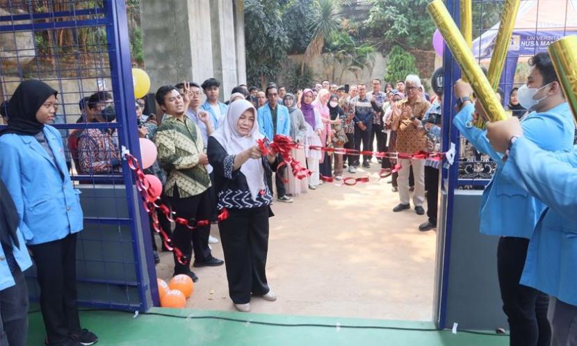  Kampus Digital Bisnis Universitas Nusa Mandiri (UNM) telah merayakan Dies Natalis ke-22 dengan meriah, sekaligus peresmian Sport Arena yang berlangsung pada Selasa, 8 Agustus 2023. 