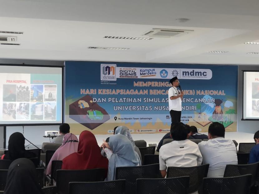 Kampus Digital Bisnis Universitas Nusa Mandiri (UNM) turut berpartisipasi dalam memperingati HKB dengan menggelar kegiatan pelatihan evakuasi bencana dan Pertolongan Pertama Gawat Darurat (PPGD).