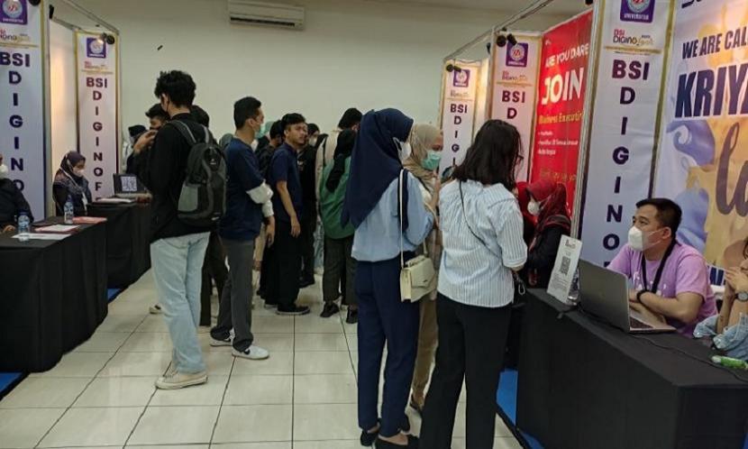 Kampus Digital Kreatif Universitas BSI (Bina Sarana Informatika) kampus Sukabumi di dukung dengan Disnaker (Dinas Tenaga Kerja), Bank BCA dan Bank BJB Kota Sukabumi akan kembali menyelenggarakan Bursa Kerja Kolaborasi 2023 dengan nama “BSI Diginofest 2023”.
