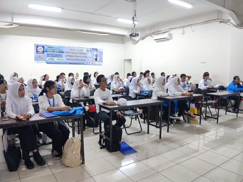 Kampus Digital Kreatif Universitas BSI (Bina Sarana Informatika) menggelar rangkaian kegiatan Pengenalan Kehidupan Kampus bagi Mahasiswa Baru (PKKMB) yang semakin memukau, dengan acara utamanya, Seminar Motivasi (Semot), di BSI Convention Center (BSI Convex), Bekasi. 