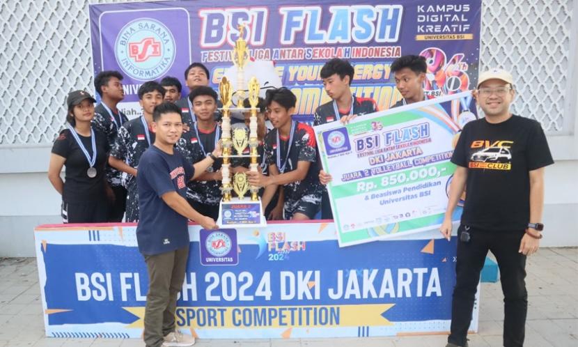 Kampus Digital Kreatif Universitas BSI (Bina Sarana Informatika), SMAN 102 Jakarta tampil sebagai penerima trofi Juara 2 kategori volleyball.