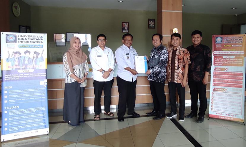 Kampus Digital Kreatif Universitas BSI (Bina Sarana Informatika) sukses menjalin kerja sama dengan Kelurahan Karangpawitan Kabupaten Karawang. 