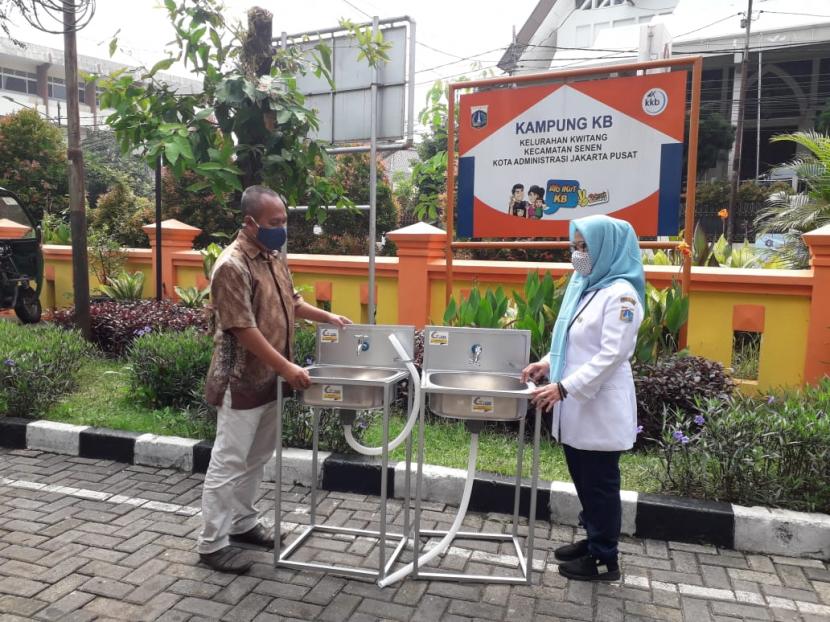 Kampus STMIK Nusa Mandiri memberikan bantuan wasthafel kepada Kelurahan Kwitang, Jakarta Pusat.