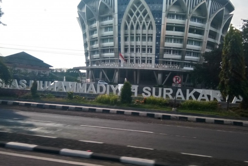 Kampus UMS. Universitas Muhammadiyah Surakarta (UMS) tengah mengejar predikat World Class University (WCU) pada 2025 dari yang ditargetkan semula pada 2029. Dari sejumlah indikator yang dipersyaratkan, UMS menilai masih perlu meningkatkan jumlah dosen dan mahasiswa asing.