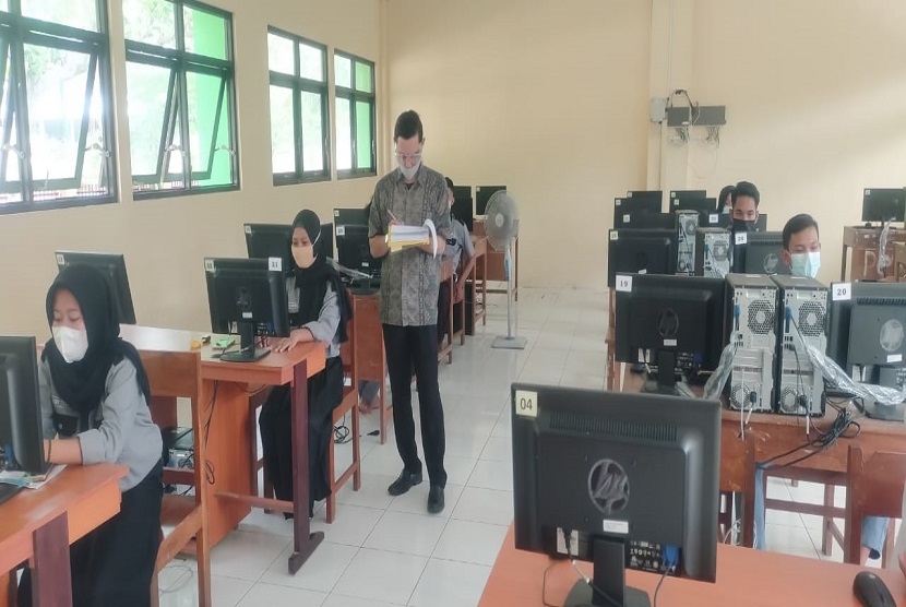 Kampus Universitas BSI Yogyakarta dipercaya sebagai penguji eksternal dalam kegiatan Uji Kompetensi Kejuruan (UKK), SMK N 1 Pajangan, Bantul.  UKK digelar selama 7 hari dimulai dari tanggal 31 Maret 2021 hingga 07 April 2021 yang diikuti oleh ratusan siswa dari jurusan Rekayasa Perangkat Lunak (RPL). 