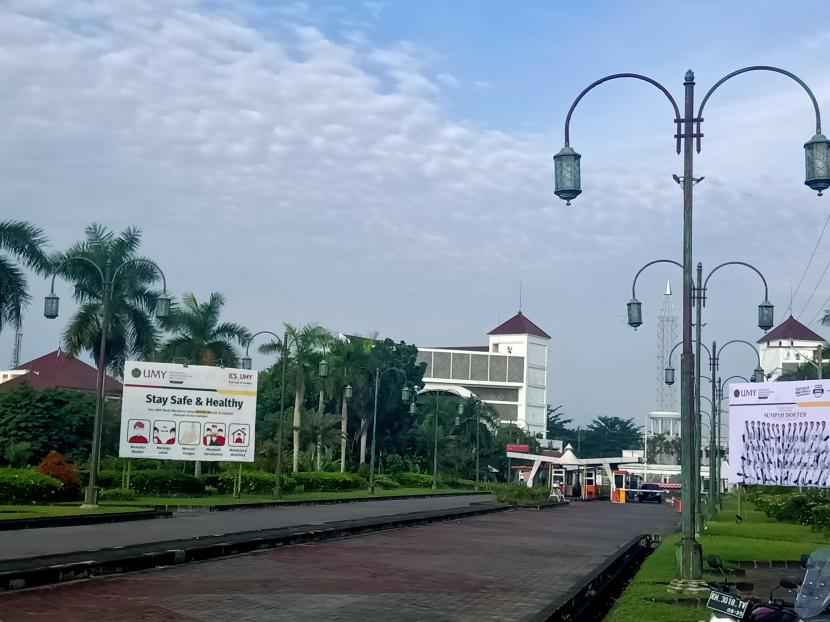 Kampus UMY. Universitas Muhammadiyah Yogyakarta (UMY) menyalurkan zakat institusi (Pentasyarufan Zakat Institusi) kepada 57 lembaga Amal Usaha Muhammadiyah (AUM).
