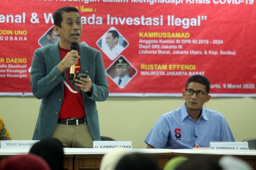 Anggota DPR Komisi XI Kamrussamad (berdiri) dan pengusaha nasional Sandiaga Uno (duduk).
