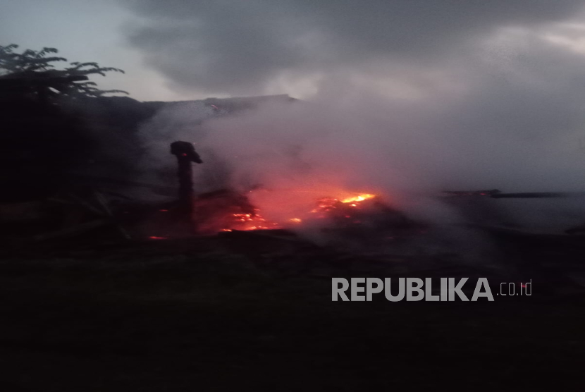 Kandang Domba di Kampung Ciluncat, RT 01/09, Desa Cimerang, Kecamatab Padalarang, Kabupaten Bandung Barat (KBB), Jawa Barat Ludes Terbakar pada Selasa (8/10/2025). (Dok/Dinas Pemadam Kebakaran dan Keselamatan KBB).