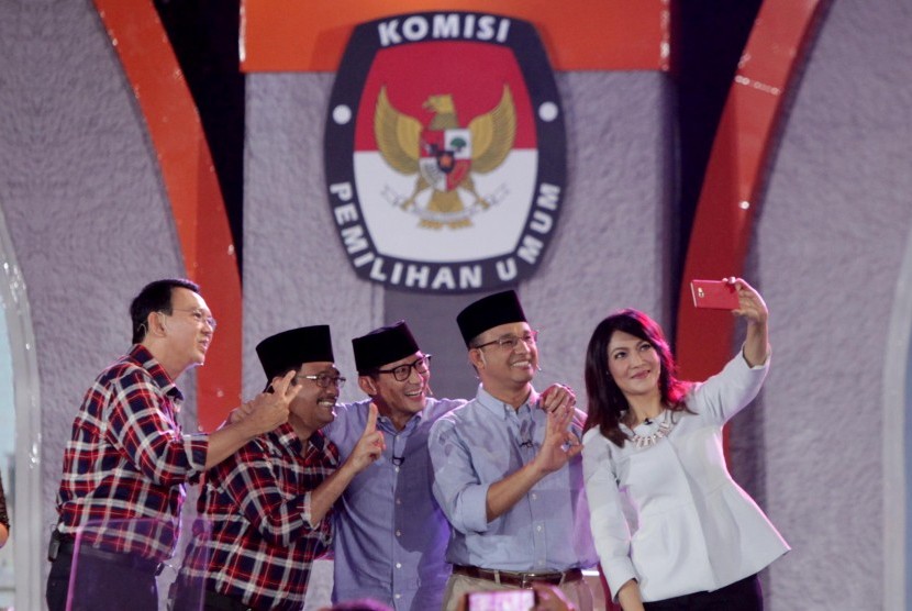 Kandidat calon Gubernur dan Calon Wakil Gubernur DKI Jakarta Nomor urut 2 Basuki Tjahaja Purnama dan Djarot Saiful Hidayat , pasangan Kandidat nomor urut 3, Anies Baswedan dan Sandiaga Uno serta moderator debat ira koesno berswafoto usai debat putaran kedua, (12/4).