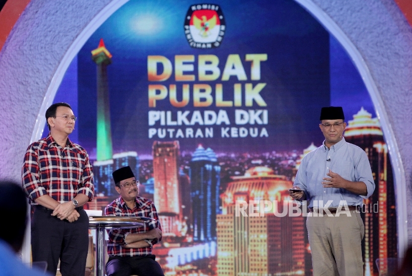 Basuki Tjahaja Purnama dan Anies Baswedan pada debat putaran terakhir Cagub-Cawagub pada Pilkada DKI Jakarta 2017 di Hotel Bidakara, Jakarta, Rabu (12/4//2017).