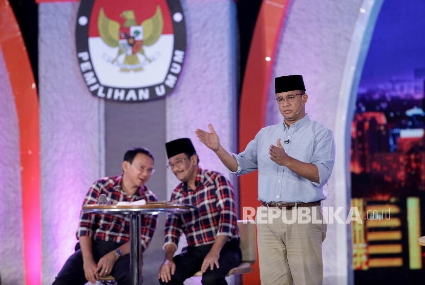 Anies Baswedan (kanan) memaparkan pandangannya disaksikan Basuki Tjahaja Purnama dan Djarot Saiful Hidayat pada debat putaran kedua Pilkada DKI Jakarta 2017.