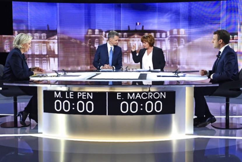 Kandidat calon presiden Prancis Marine Le Pen (kiri) dan Emmanuel Macron (kanan) terlibat debat sengit di televisi, Rabu (3/5) sebelum pemilu digelar pada Ahad (7/5). 