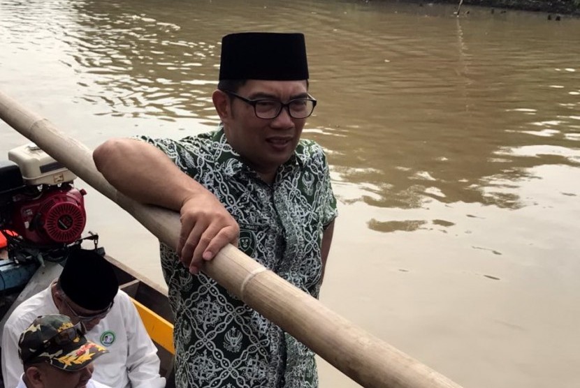 Kandidat Gubernur Jabar Ridwan Kamil meninjau kampung nelayan, Pantai Mekar, Muara Gembong, Kabupaten Bekasi