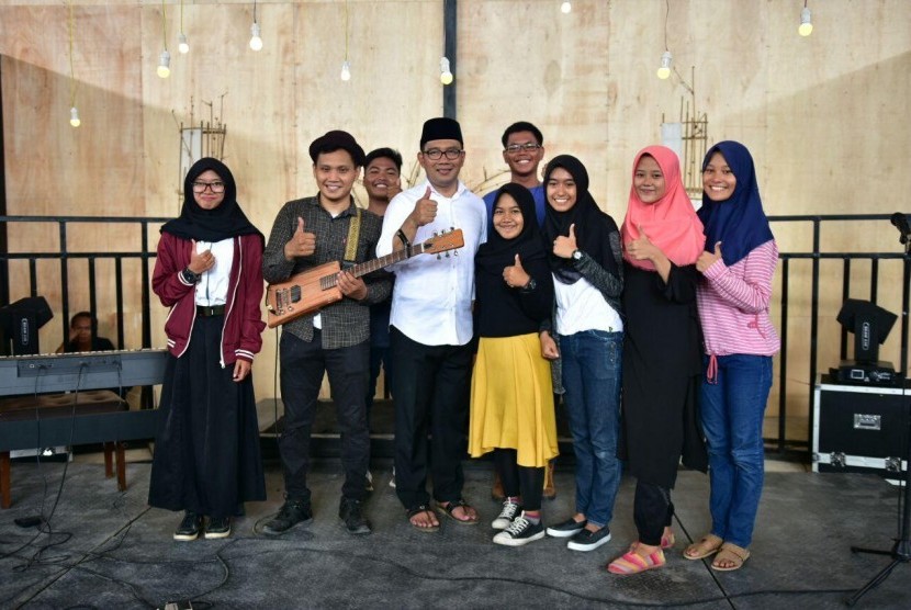 Kandidat Gubernur Jabar Ridwan Kamil saat berkunjung ke area Jatiwangi Art Factory di Majalengka, Senin (19/3)