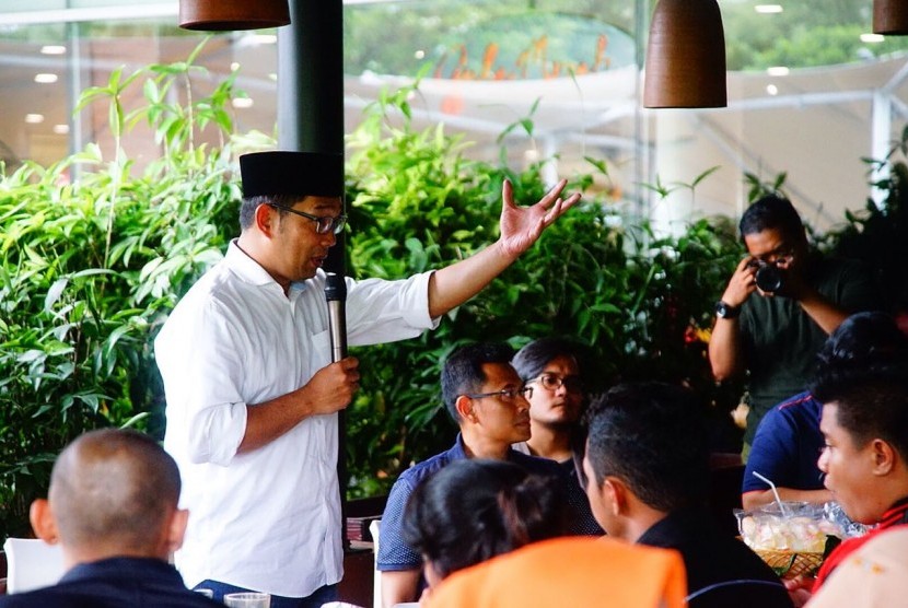Kandidat Gubernur Jabar Ridwan Kamil saat bertemu masyarakat di Depok