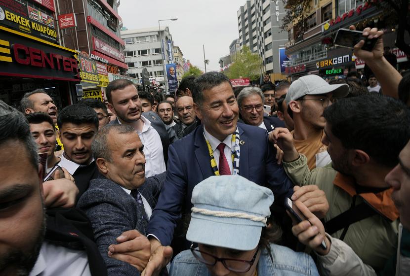 Kandidat ketiga dalam pemilihan presiden Turki Sinan Ogan hanya mengumpulkan sekitar 5,2 persen dari total 99 persen suara yang sudah dihitung. Keputusan Ogan untuk mendukung kandidat tertentu mungkin akan membuat perbedaan besar dalam pemilu Turki