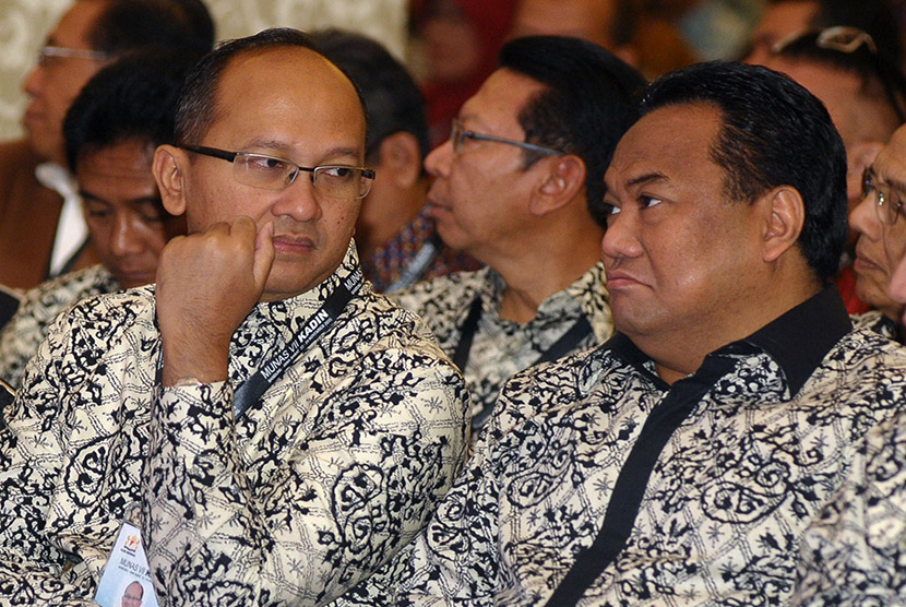 Kandidat Ketua Umum Kamar Dagang dan Industri Indonesia (Kadin) periode 2015-2020 Rosan P. Roeslani (kiri) dan Rachmat Gobel (kanan) menghadiri pembukaan Musyawarah Nasional (Munas) VII Kadin di Bandung, Jawa Barat, Senin (23/11).