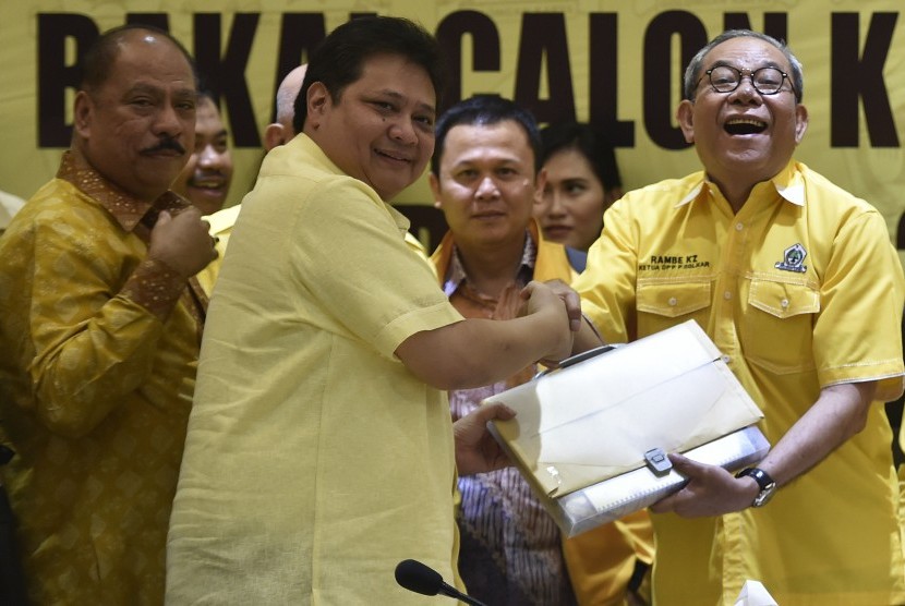 Kandidat Ketua Umum Partai Golkar Airlangga Hartarto (kedua kiri) menyerahkan berkas persyaratan kepada Ketua Komite Pemilihan pada Munaslub Partai Golkar Rambe Kamarulzaman (kanan) di Kantor DPP Golkar, Jakarta, Rabu (4/5).