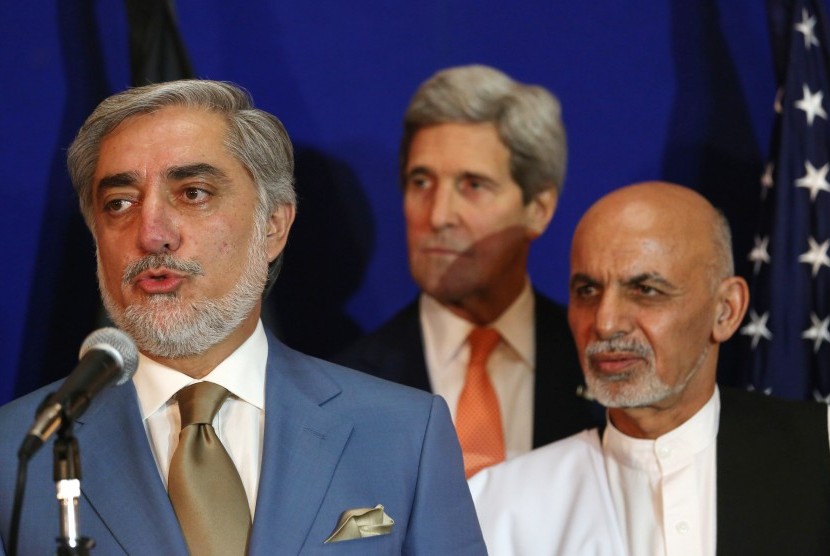 Kandidat presiden Afghanistan, Ashraf Ghani (kanan) dan Abdullah Abdullah (kiri) bersama Menlu AS John Kerry