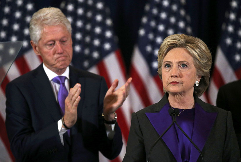 Kandidat Presiden Amerika Serikat (AS) dari Partai Demokrat, Hillary Clinton,  didampingi suaminya mantan Presiden AS Bill Clinton, memberikan pidato atas kekalahannya dalam pemilu di New York, Rabu (9/11).