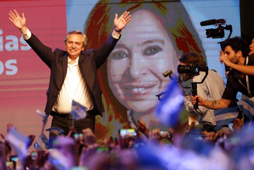 Kandidat presiden Argentina Alberto Fernández melambaikan tangan pada pendukungnya usai mengalahkan inkumben Mauricio Macri di hari terakhir pemilihan di Buenos Aires, Argentina, Ahad (27/10).