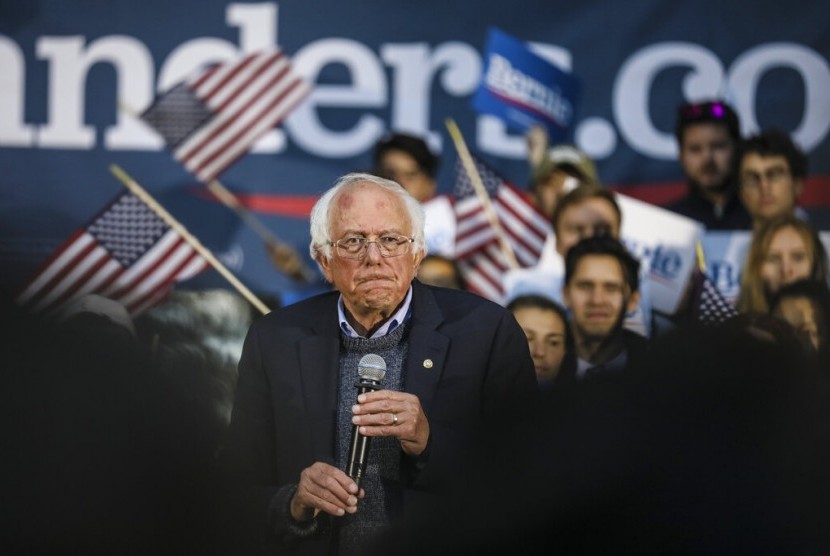 Kandidat presiden AS dari Partai Demokrat Senator Bernie Sanders berbicara di Dartmouth College, Hanover, New Hampshire, Ahad (29/9).