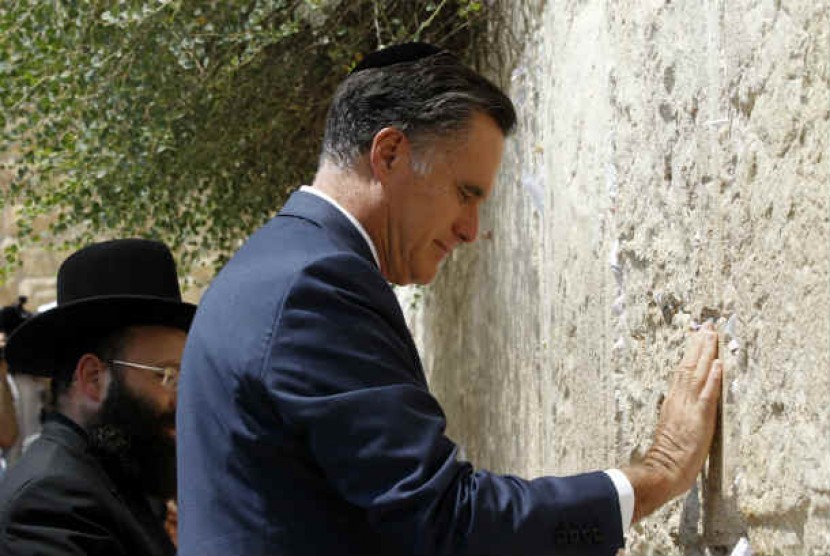    Kandidat presiden AS dari Partai Republik Mitt Romney saat ia mengunjungi Tembok Barat di Yerusalem, Ahad (29/7).