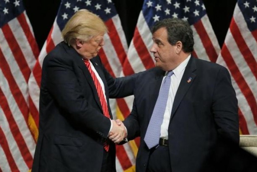 Kandidat presiden AS dari Partai Republik Donald Trump berjabat tangan dengan Gubernur New Jersey Chris Christie (kanan).