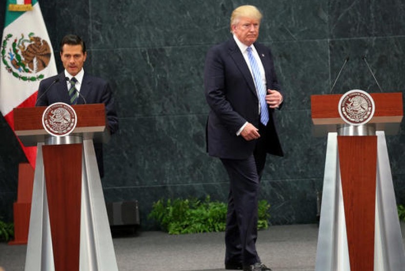 Presiden AS Donald Trump (kanan) saat bersiap melakukan konferensi pers bersama dengan Presiden Meksiko Enrique Pena Nieto di Mexico City.