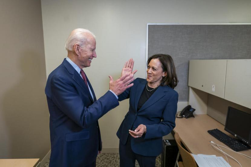 Kandidat Presiden AS Joe Biden tampak bersama Senator Kamala Harris yang telah dipilih untuk mendampinginya sebagai kandidat Wakil Presiden AS.