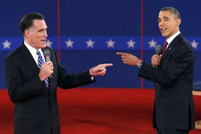  Kandidat Presiden dari Partai Republik Mitt Romney dan Presiden AS Barack Obama saat debat calon presiden AS putaran kedua di Hempstead, New York, Rabu (17/10). 