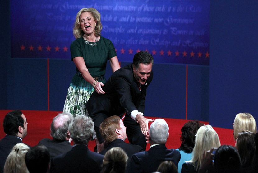  Kandidat presiden dari Partai Republik Mitt Romney didampingi Ann Romney usai debat final presiden AS di Boca Raton, Florida, Selasa (23/10). (Jason Reed/Reuters)