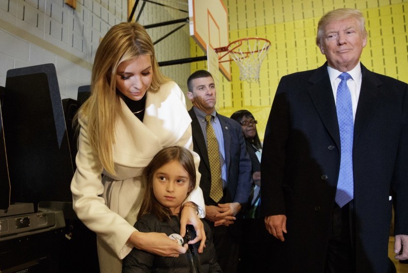 Kandidat presiden Donald Trump melihat putri Ivanka Trump memasangkan bros bertuliskan 'Saya Memilih' ke cucu Donald, Arabella, di TPS di New York, Rabu (9/11) waktu Indonesia.