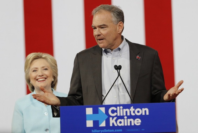 Kandidat presiden partai demokrat AS Hillary Clinton mendengarkan Tim Kaine yang baru saja diumumkan secara resmi sebagai kandidat wakil presidennya, Ahad (24/7), di Miami.