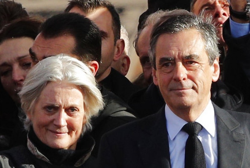 Kandidat presiden Prancis Francois Fillon dan istrinya Penelope Fillon saat kampanye di Paris, 5 Maret 2017. Penelope menghadapi tuduhan melakukan pekerjaan fiktif.
