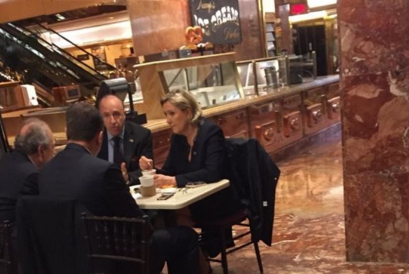 Kandidat presiden sayap kanan Prancis Marine Le Pen terlihat mengunjungi Trump Tower di New York. 