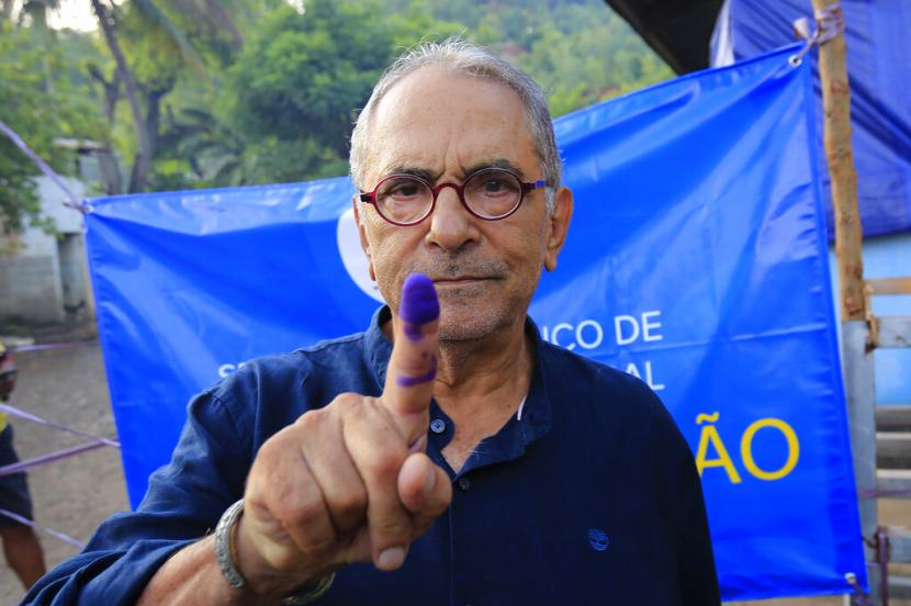 Kandidat presiden Timor Leste yang juga mantan Presiden Jose Ramos-Horta menunjukkan jarinya yang bertinta setelah memberikan suaranya di tempat pemungutan suara pada pemilihan di Dili, Timor Leste pada 19 Maret 2022.