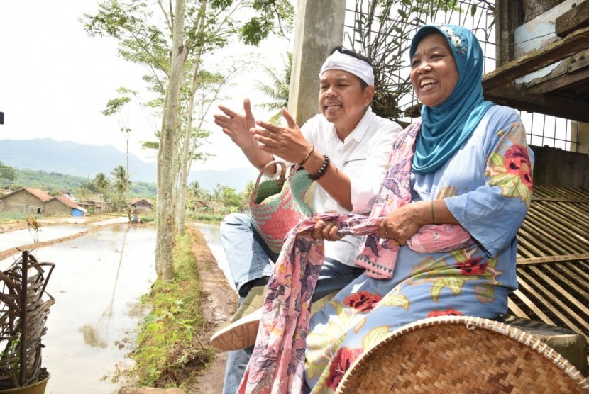 Kandidat Wagub Jabar Dedi Mulyadi berjanji memberikan solusi soal listrik bagi warga miskin. Dedi bertemu Mak Ade di Garut, Selasa (27/3)