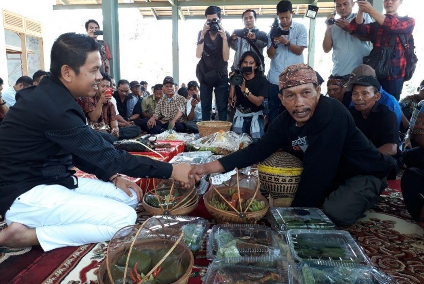 Kandidat Wagub Jabar Dedi Mulyadi mendapatkan kejutan di hari ulangtahunnya ke-47 di Kediaman pribadinya di Purwakarta