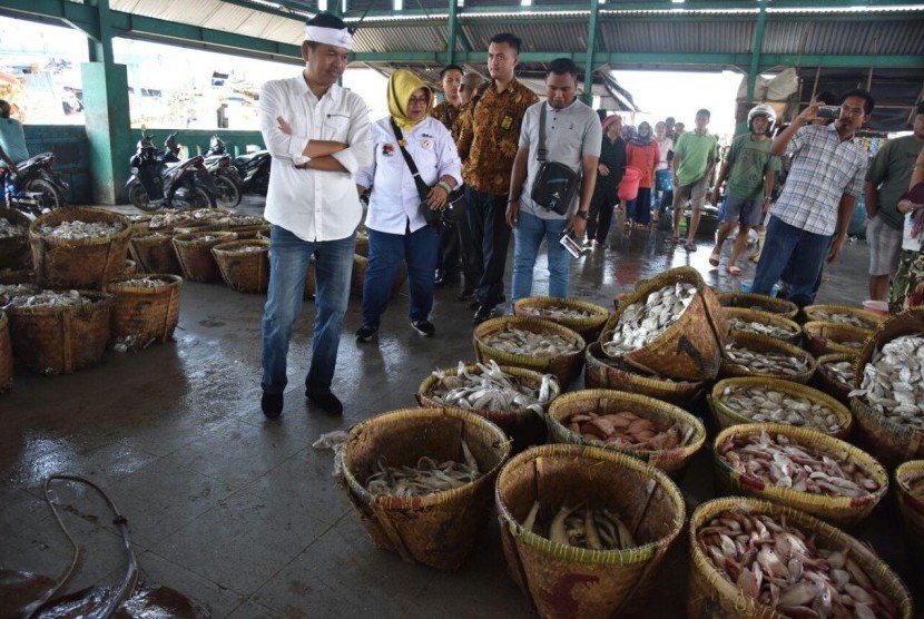 Kandidat Wagub Jabar Dedi Mulyadi saat di TPI Mina Bahari di Desa Eretan Kulon, Kecamatan Kandanghaur, Kabupaten Indramayu.