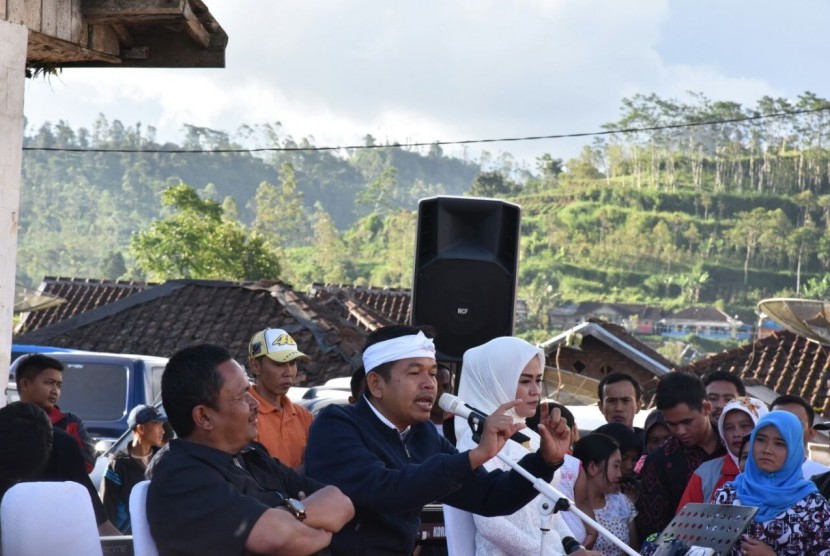 Kandidat Wakil Gubernur Jabar Dedi Mulyadi di Garut, Kamis (29/3) mengungkapkan bahwa masyarakatnya  juga ramah. Nanti bisa membagikan ilmu pertaniannya kepada para wisatawan yang datang ke sini. Nanti, wisatawan belajar tani padi, menanam jagung, kedelai dan sayuran,