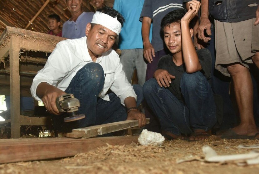 Kandidat Wakil Gubernur Jabar, Dedi Mulyadi saat berkunjung ke Kawasan Kota Bukit Indah, Purwakarta, Rabu (4/4)