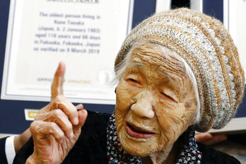 Kane Tanaka, saat itu berusia 116 tahun, bereaksi setelah menerima sertifikat Guinness World Records, di panti jompo tempat dia tinggal di Fukuoka, Jepang barat daya pada 9 Maret 2019. Wanita Jepang yang diakui sebagai orang tertua di dunia itu meninggal pada usia 119 pada April 2022. Peneliti melihat ada keterkaitan antara kepribadian dengan umur panjang.