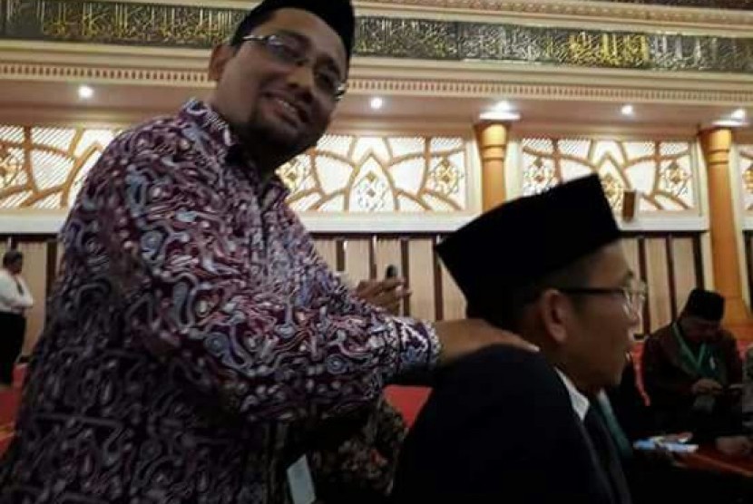 Kang Abik (kiri) memijit Gubernur Nusa Tenggara Barat TGB M Zainul Majdi.