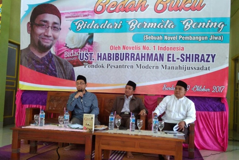 Kang Abik tampil di Ponpes Manahijussadat, Lebak, Banten, dalam acara bedah novel 