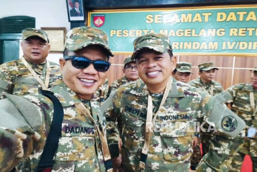 Bupati Bandung Dadang Supriatna (kiri)  bersama Gubernur Jawa Barat Dedi Mulyadi.