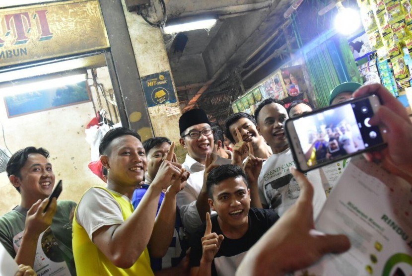 Kang Emil bersama para pedagang di Pasar Tambun, Bekasi